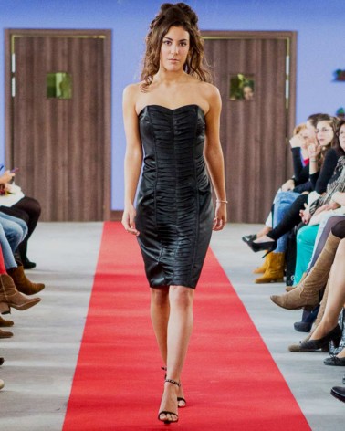 Vestido corto de fiesta negro con detalle fruncido