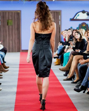 Vestido corto de fiesta negro con detalle fruncido
