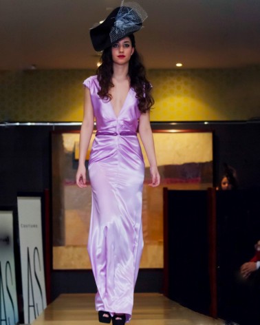 Vestido largo lila con collar de estilo árabe