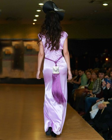 Vestido largo lila con collar de estilo árabe