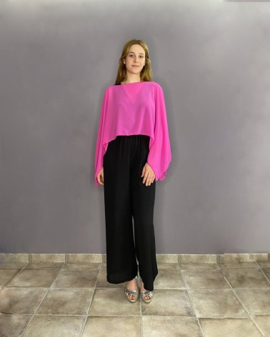 Capa fucsia en gasa con escote cerrado y caída fluida simétrica