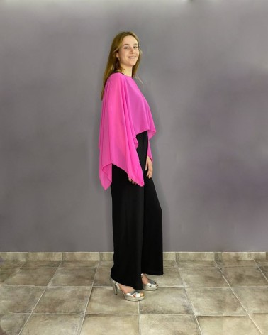 Capa fucsia en gasa con escote cerrado y caída fluida simétrica