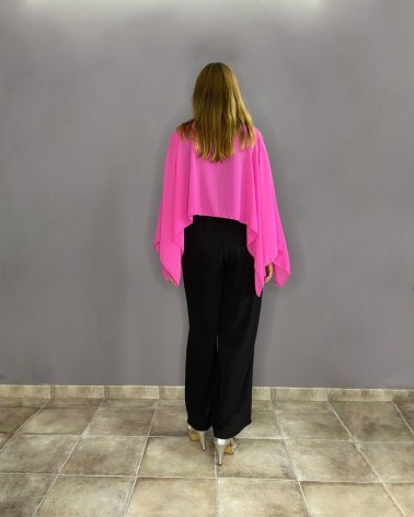 Capa fucsia en gasa con escote cerrado y caída fluida simétrica
