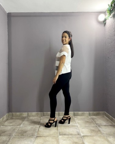 Blusa Blanca de Manga Corta con Transparencias