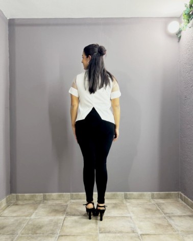 Blusa Blanca de Manga Corta con Transparencias