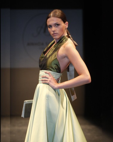 Vestido largo verde bicolor con escote halter