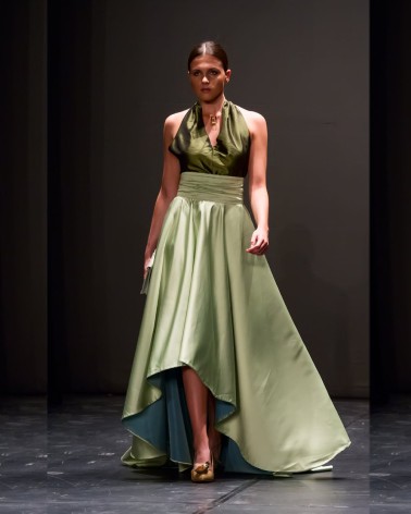 Vestido largo verde bicolor con escote halter