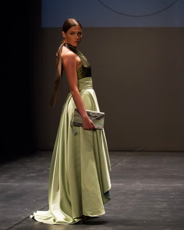Vestido largo verde bicolor con escote halter