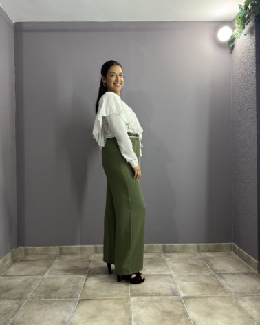 Blusa blanca cruzada con volantes y cuello alto