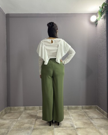 Blusa blanca cruzada con volantes y cuello alto