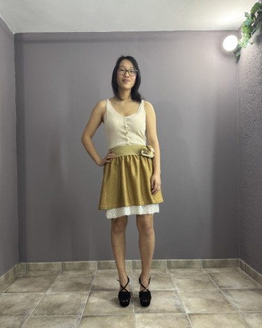 Falda dorada con encaje blanco con flor decortiva