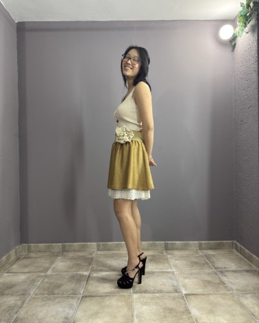 Falda dorada con encaje blanco con flor decortiva