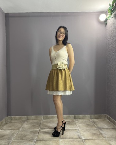Falda dorada con encaje blanco con flor decortiva