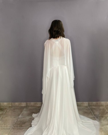 Capa larga de novia en gasa blanca con escote cerrado y caída vaporosa