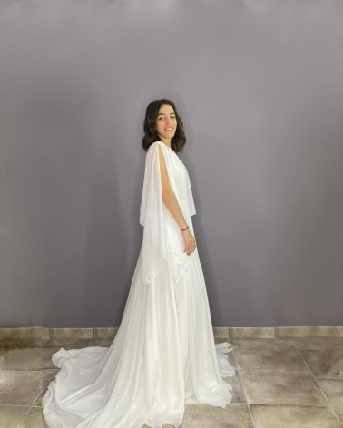 Capa larga de novia en gasa blanca con escote cerrado y caída vaporosa