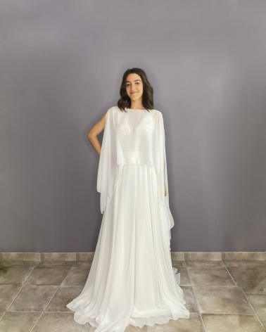 Capa larga de novia en gasa blanca con escote cerrado y caída vaporosa
