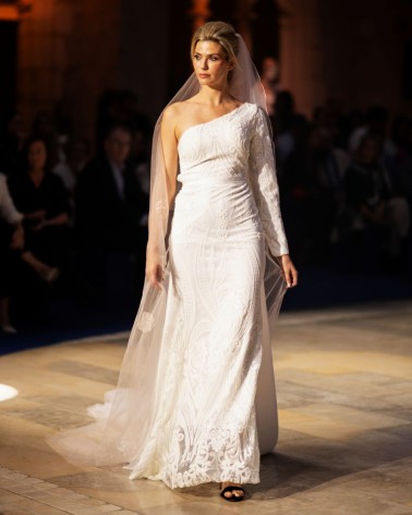 Vestido de novia asimétrico con bordado y manga única