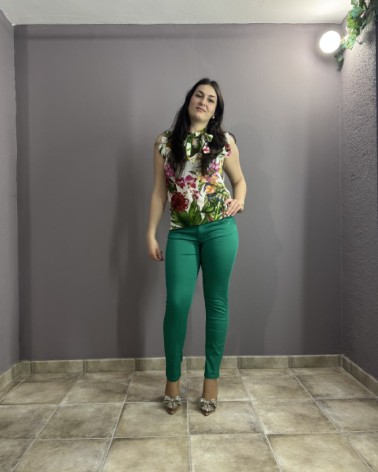 Pantalón largo ajustado de color verde