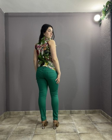Pantalón largo ajustado de color verde