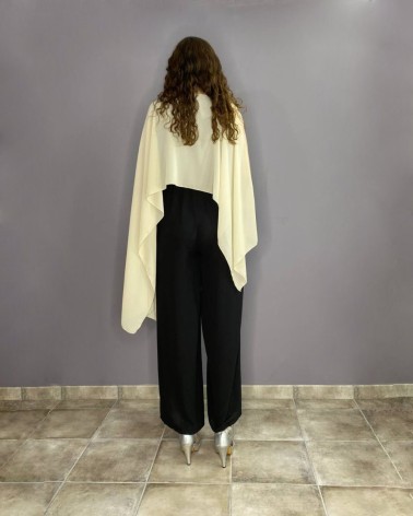 Capa larga beige en gasa con escote cerrado y caída fluida