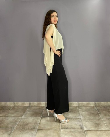 Capa larga beige en gasa con escote cerrado y caída fluida
