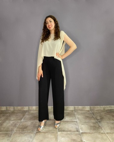 Capa larga beige en gasa con escote cerrado y caída fluida