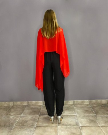 Capa larga roja en gasa con escote redondo y caída fluida