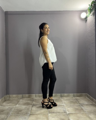 Blusa blanca sin mangas escote en la espalda