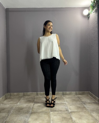 Blusa blanca sin mangas escote en la espalda