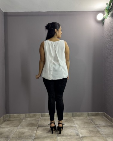 Blusa blanca sin mangas escote en la espalda