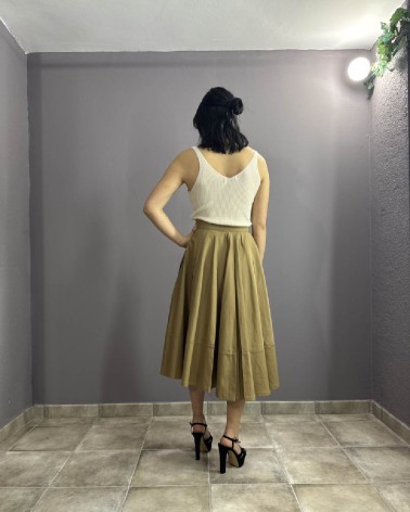 Falda midi de tablas color camel