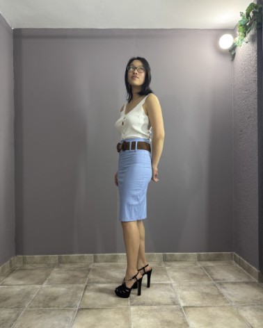 Falda tubo vaquera con cinto color azul cielo