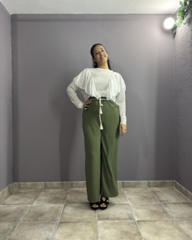 Pantalón largo verde con cinturón de cuerda