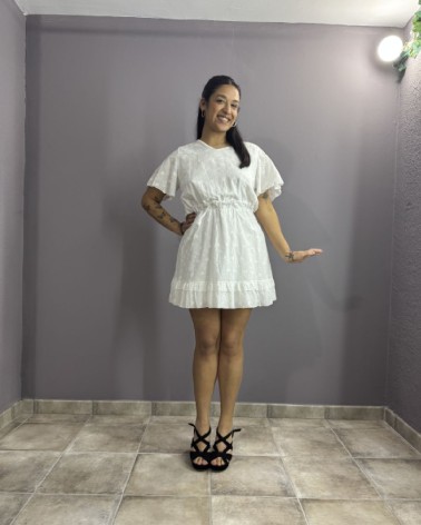Vestido corto blanco con escote y lazo en la espalda