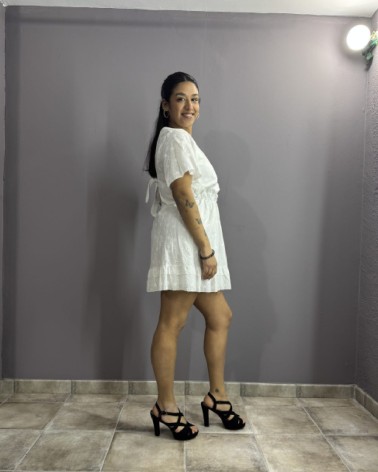 Vestido corto blanco con escote y lazo en la espalda