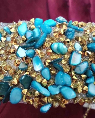 Cinturón de fiesta metálico dorado con piedras azules y brillos