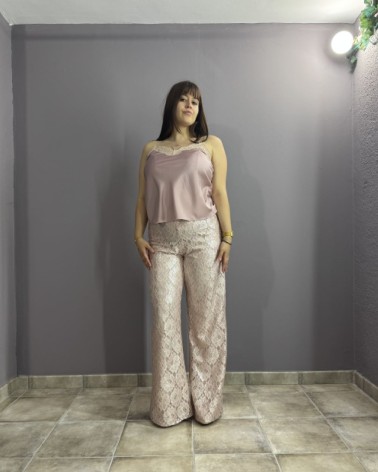 Pantalón largo y ancho de encaje rosa