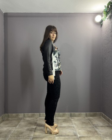 Pantalón negro de terciopelo estampado y cinturón estrecho marrón