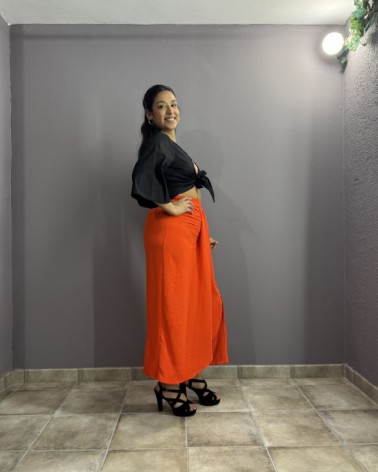Falda midi naranja con efecto pareo