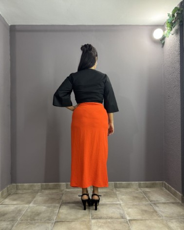 Falda midi naranja con efecto pareo