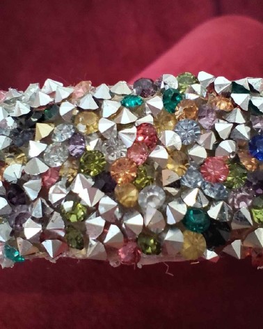 Cinturón dorado de fiesta con pedrería multicolor y brillos