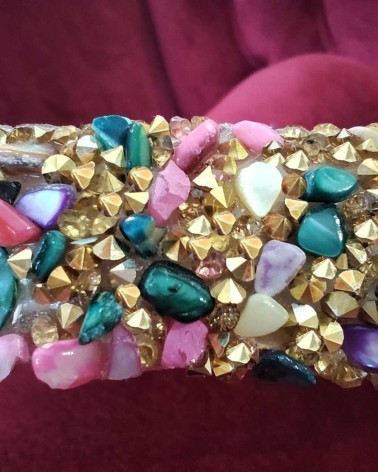 Cinturón metálico dorado de fiesta elaborado con pedrería multicolor