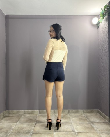 Camiseta beige de manga larga y transparencias