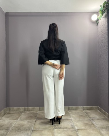 Pantalón largo y ancho color blanco y cinturón de cuerda