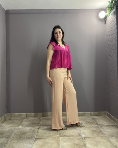 Blusa fucsia plisada con vuelo y mangas de volante