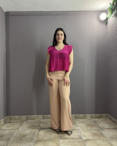 Blusa fucsia plisada con vuelo y mangas de volante