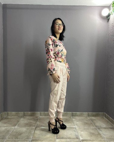 Pantalón largo rosa claro y lazo en la espalda