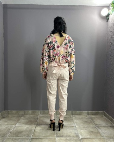 Pantalón largo rosa claro y lazo en la espalda