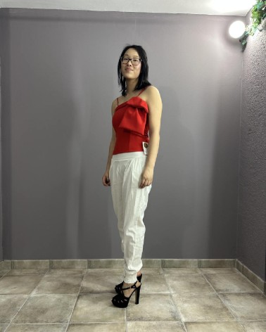 Pantalón largo blanco y lazo en la espalda