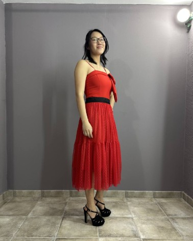Falda roja midi de tul con cinturilla negra